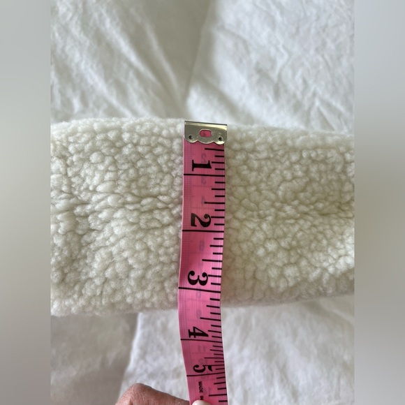 Kate Spade | White Faux Sherpa Cosmetic Bag Makeup Travel Pouch Wristlet Clutch - Picture 6 of 7